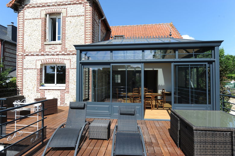 Een hedendaagse woonuitbreiding met landelijke accenten in RAL7016