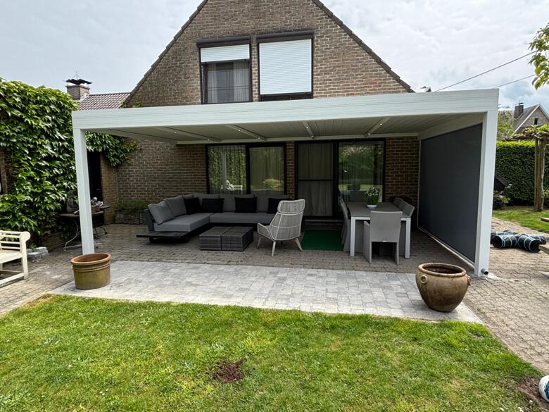 Moderne terrasoverkapping AMBRE met lamellendak voor optimaal buitencomfort