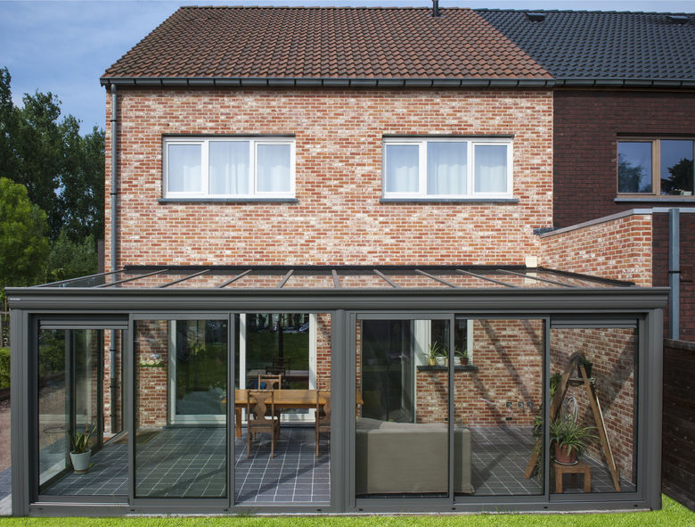 Een traditionele en comfortabele veranda met glazen dak 