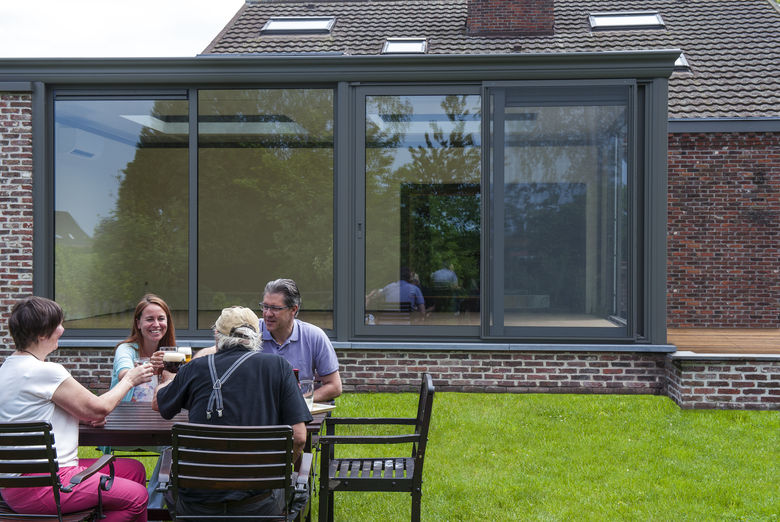 Een uitbreiding van de keuken door een veranda met dubbele lichtkoepel