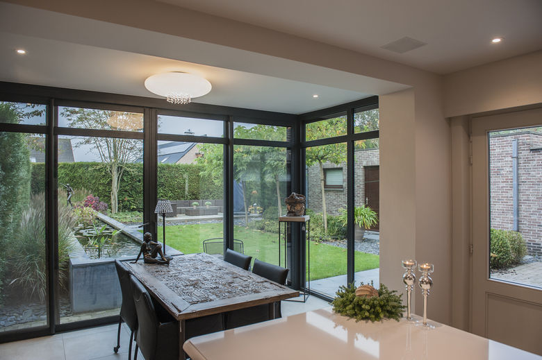 Een mooie landelijke uitbreiding van de keuken met plat dak