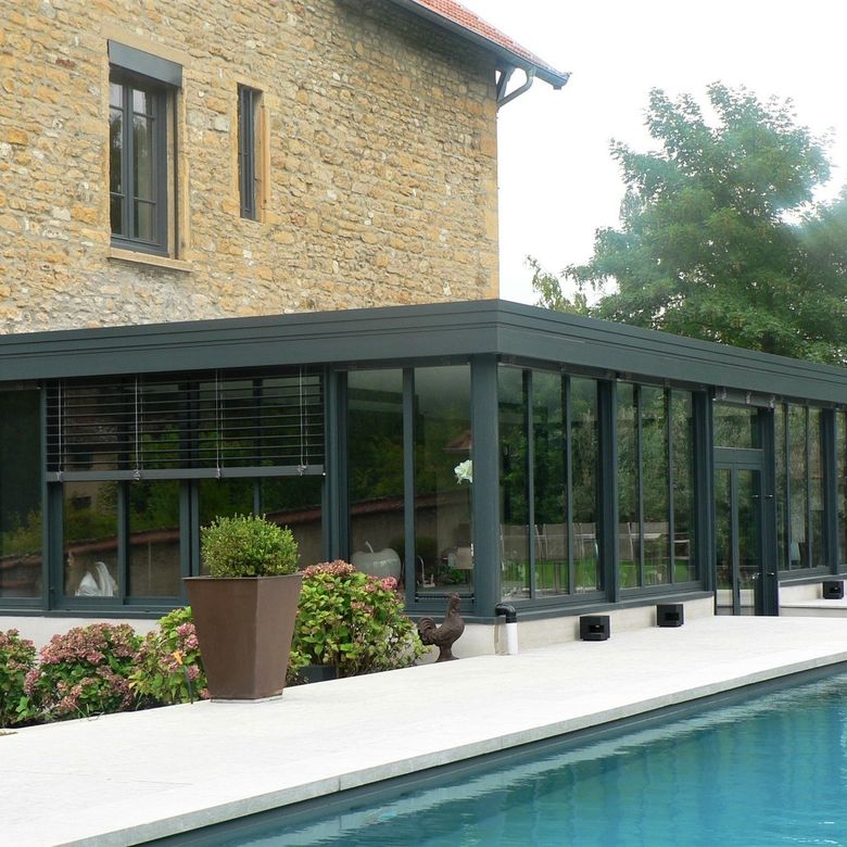 Een moderne leefveranda met plat dak in Sint-Niklaas (type Vérandôme)