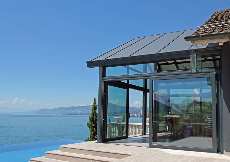 Een veranda volledig in lijn met de vorm van de woning aan het meer van Genève