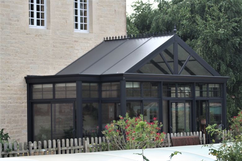 Een landelijke veranda met behoud van de rustieke vormgeving van de woning