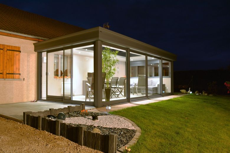 In deze hedendaagse veranda zijn de rolluiken perfect geïntegreerd in de goot 