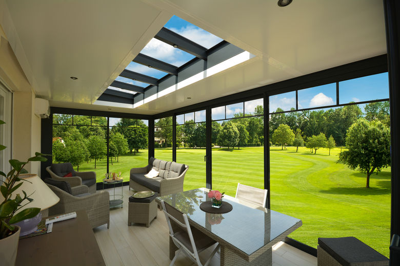 Een leefruimte die door de fijne profielen een zee aan licht geeft 