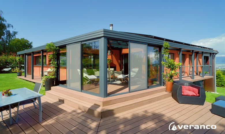 Een vakantiewoning met een grote terras overkapping gecombineerd met een veranda