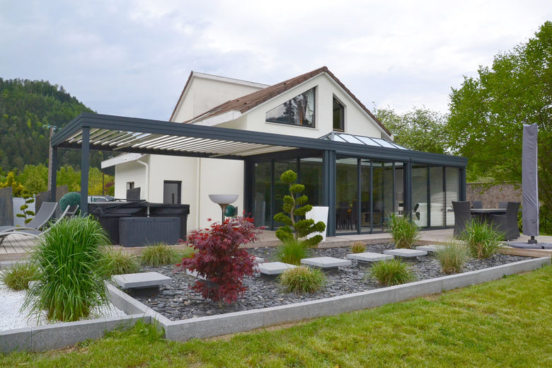 terrasoverkapping met kantelbare lamellen perfect geïntegreerd met de veranda