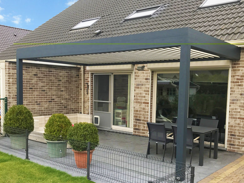 Een terrasoverkapping met lamellen dak en geïntegreerde verlichting