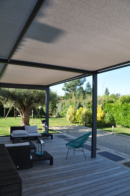 De terrasoverkapping Cocoon biedt u een comfortabele bescherming tegen de zon