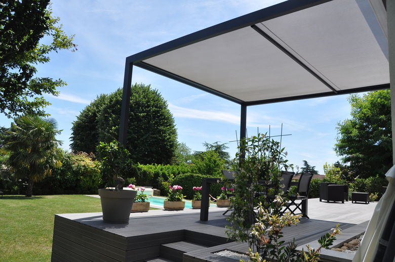 Deze zonnestore Cocoon creëert een gezellige sfeer op uw terras  