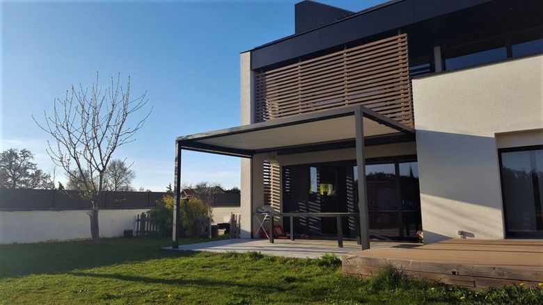 Een mooie integratie van een moderne terrasoverkapping aan een strakke woning
