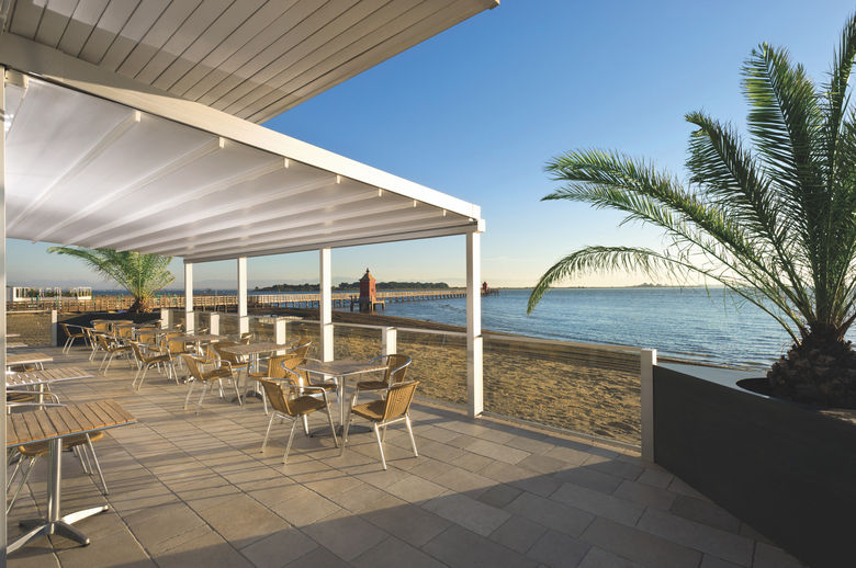 Een stijlvolle overkapping met bescherming tegen regen en zon