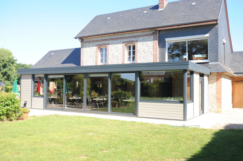 De veranda zorgt voor een aangename eetruimte in deze bistro