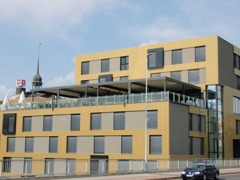 Een terrasoverkapping met lamellendak transformeert dit dakterras in een prachtige bar