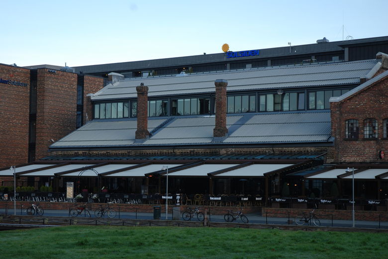 Deze grote regendichte terrasoverkapping kan zomer en winter gebruikt worden
