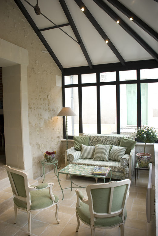 Een veranda met isolerende dakpanelen in landelijke orangerie stijl