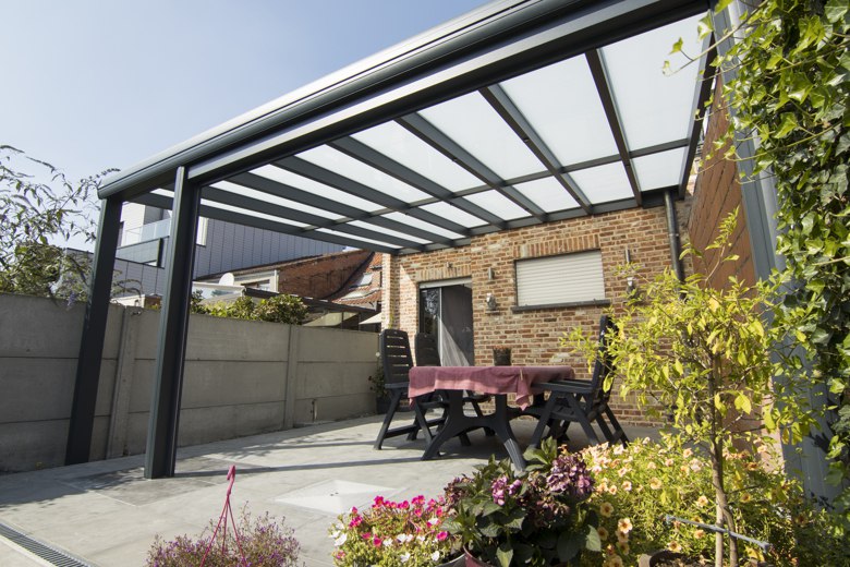 Overkapping die regendicht is en een aangename schaduw voorziet