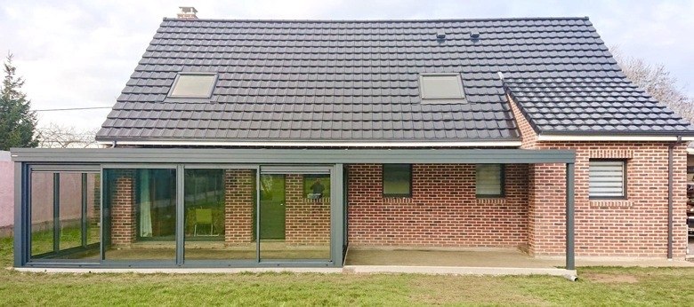 moderne veranda met geïntegreerde pergola